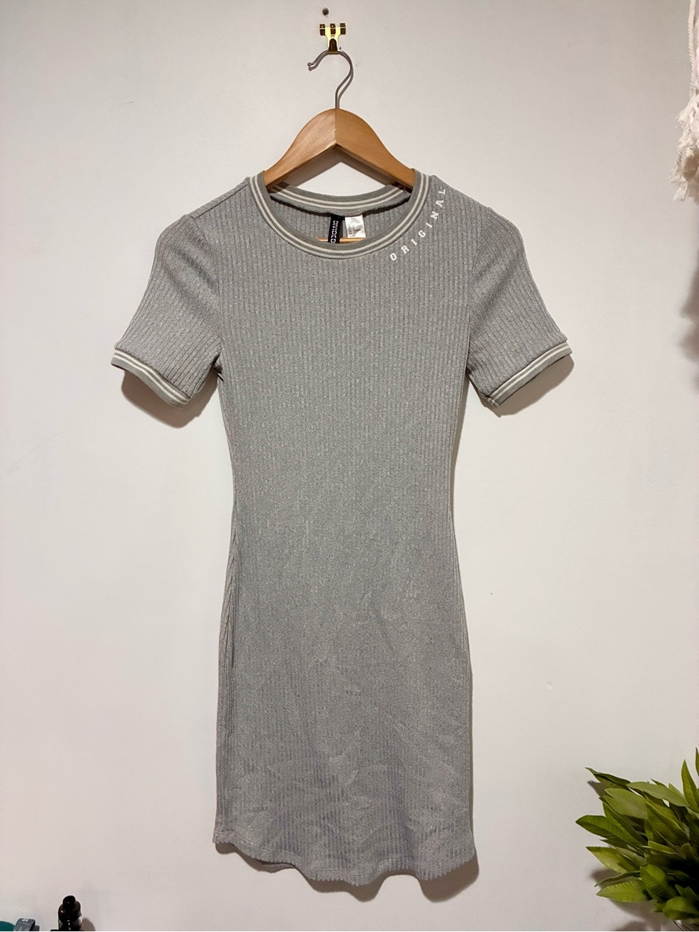Divided | Fitted Ribbed Short Sleeve Dress - Gray with White Trim